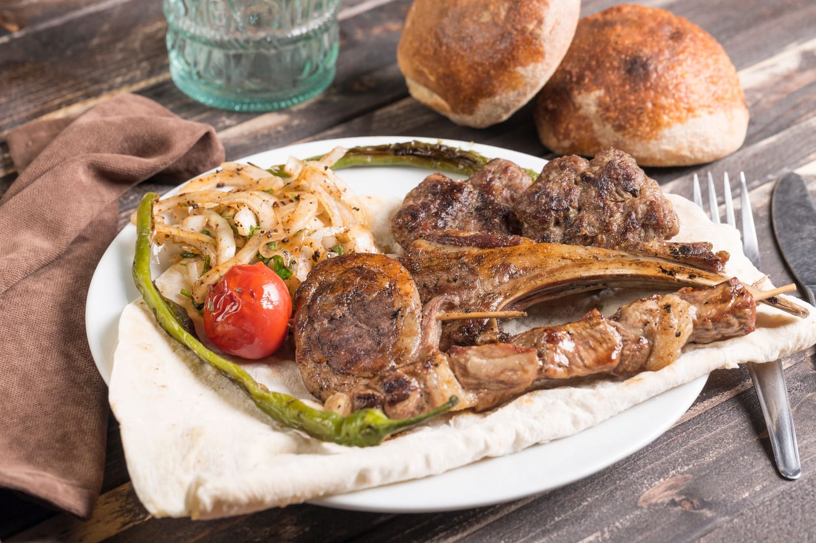 Grilled Turkish meatballs and lamb chops served with flatbread and sliced seasoned onions.